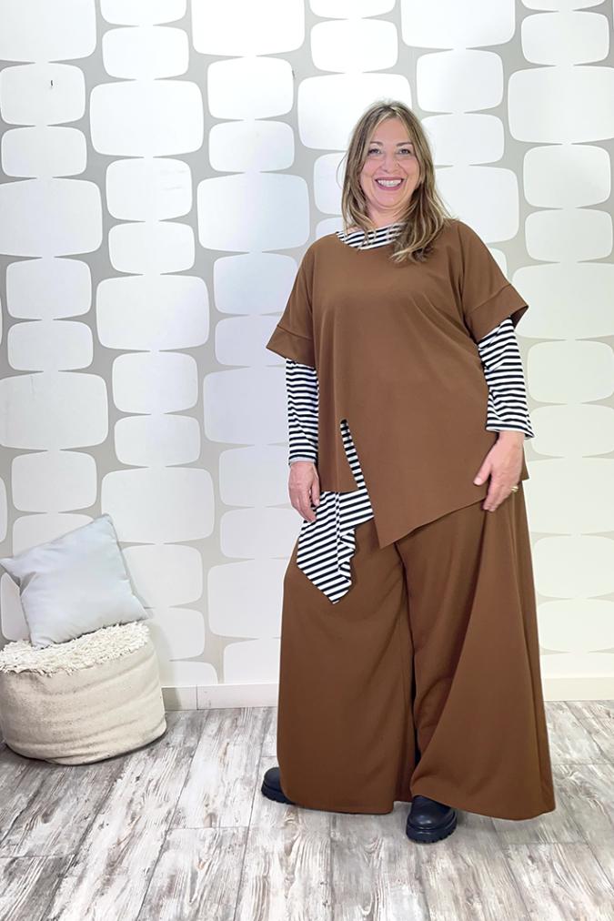 OUTFIT CURVY sartoriale con Maglia Sandra sartoriale cacao, Maglia Elisa sartoriale a righe bianco e nero, Pantalone Palace Karlsson cacao - fabbrica di giuggiole