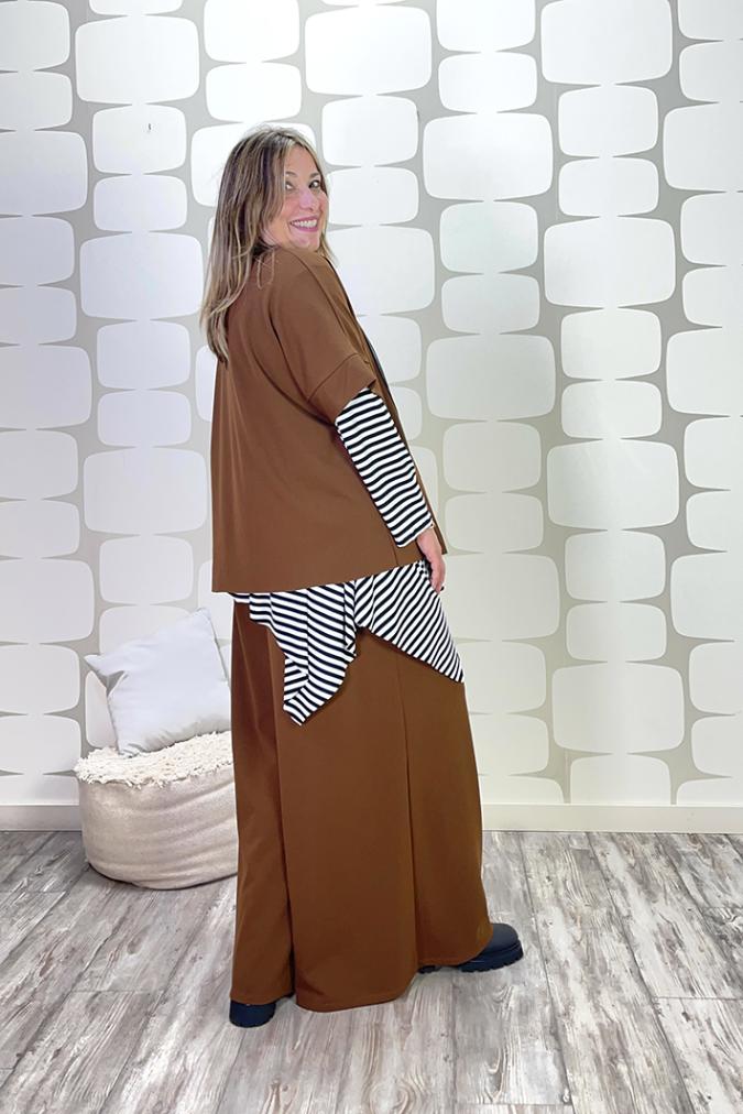 OUTFIT CURVY sartoriale con Maglia Sandra sartoriale cacao, Maglia Elisa sartoriale a righe bianco e nero, Pantalone Palace Karlsson cacao - fabbrica di giuggiole