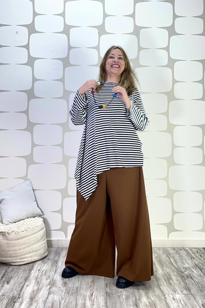 outfit curvy Cardigan Precious nero, Maglia Elisa sartoriale a righe bianco nero, Palace Karlsson sartoriale cacao