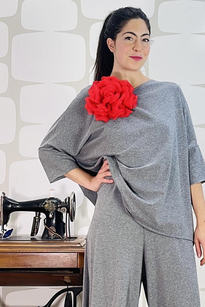 OUTFIT con Tuta Elysuite sartoriale grigia, Maglia Sense Summer sartoriale grigia e spilla bigflow rossa
