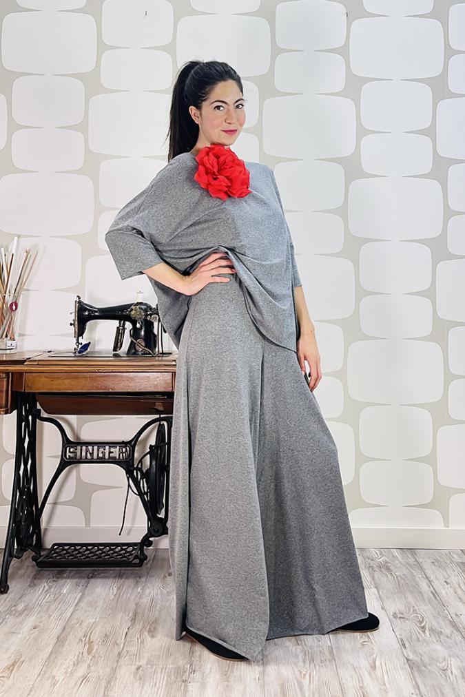 OUTFIT con Tuta Elysuite sartoriale grigia, Maglia Sense Summer sartoriale grigia e spilla bigflow rossa