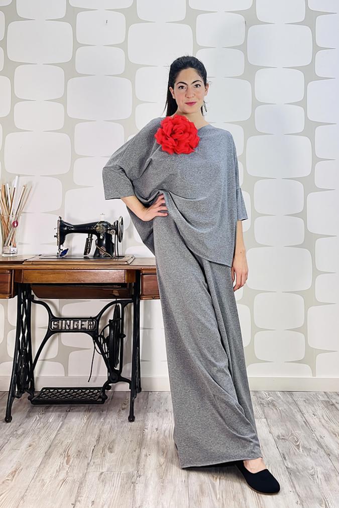 OUTFIT con Tuta Elysuite sartoriale grigia, Maglia Sense Summer sartoriale grigia e spilla bigflow rossa