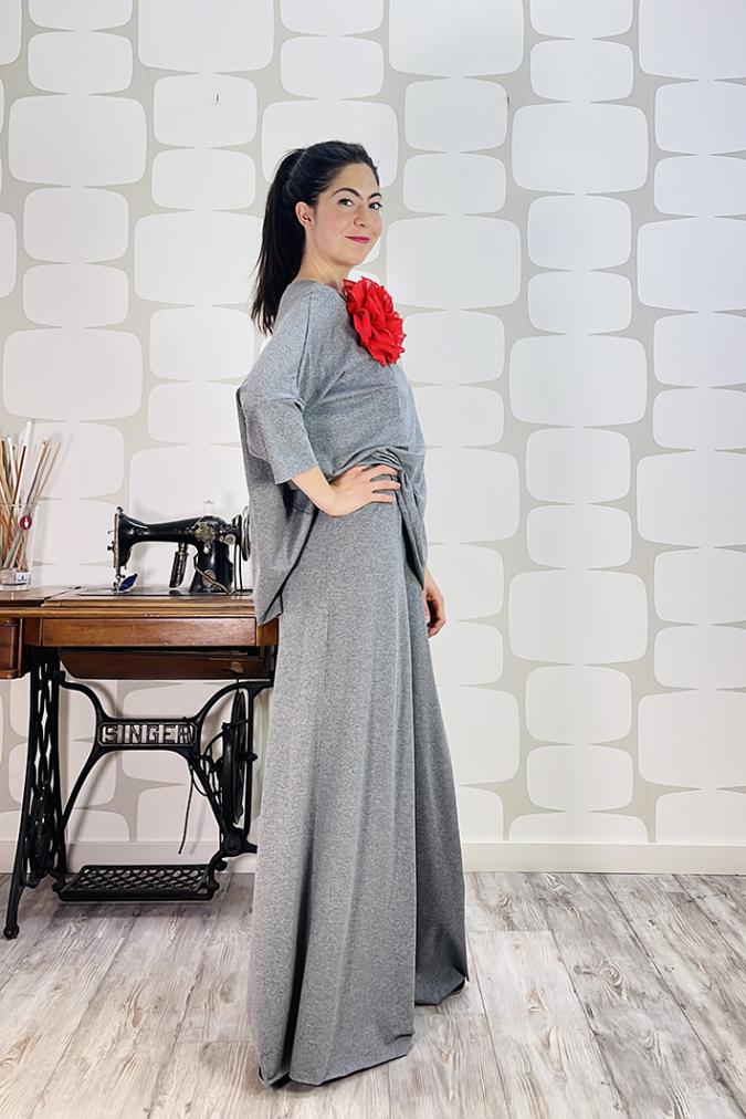 OUTFIT con Tuta Elysuite sartoriale grigia, Maglia Sense Summer sartoriale grigia e spilla bigflow rossa