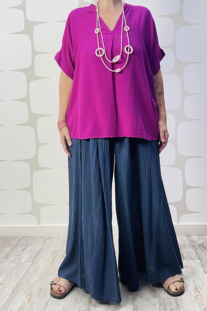 OUTFIT con Blusa Aurore magenta e Pantalone Emile blu