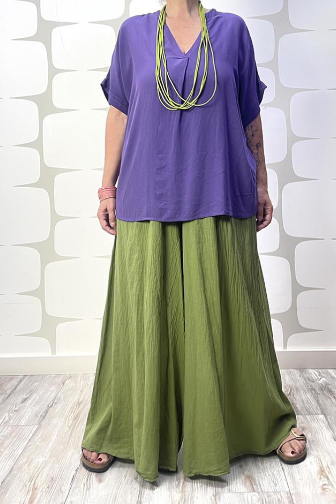 OUTFIT con Blusa Aurore viola e Pantalone Emile verde