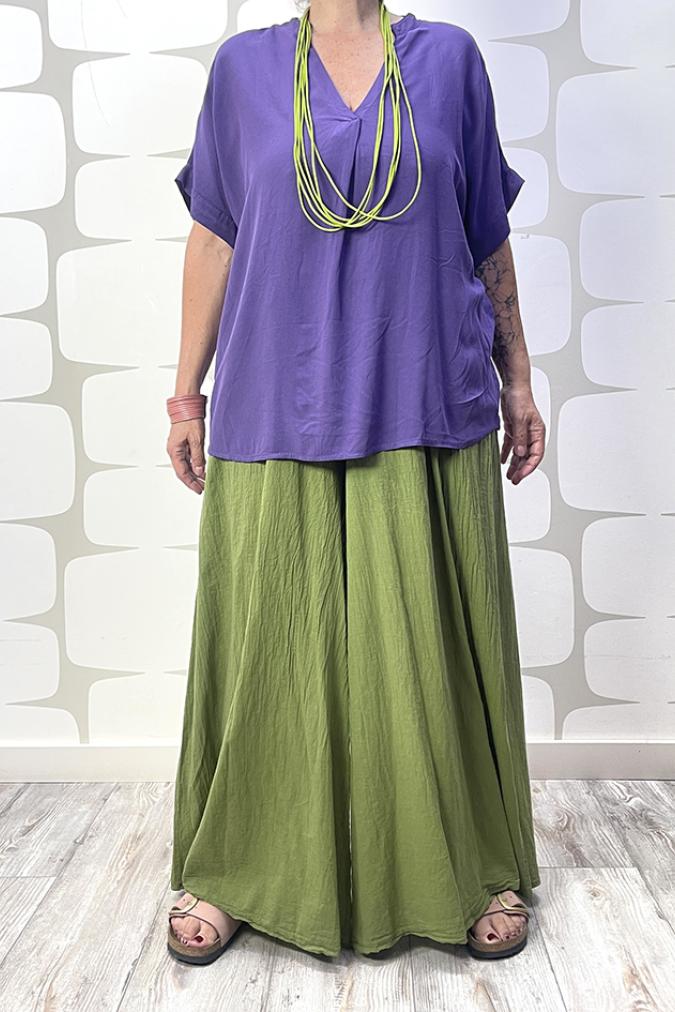 OUTFIT con Blusa Aurore viola e Pantalone Emile verde