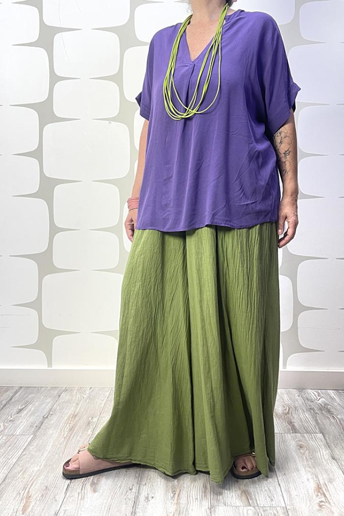 OUTFIT con Blusa Aurore viola e Pantalone Emile verde