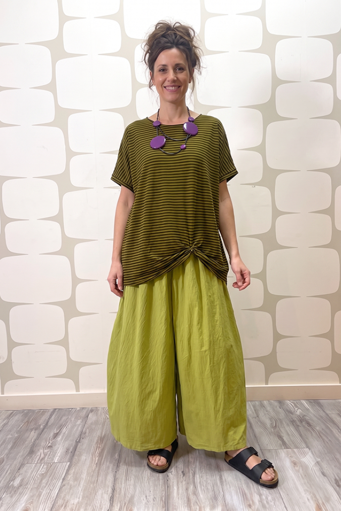 outfit con Maglia Leda verde e Pantalone Emilie verde