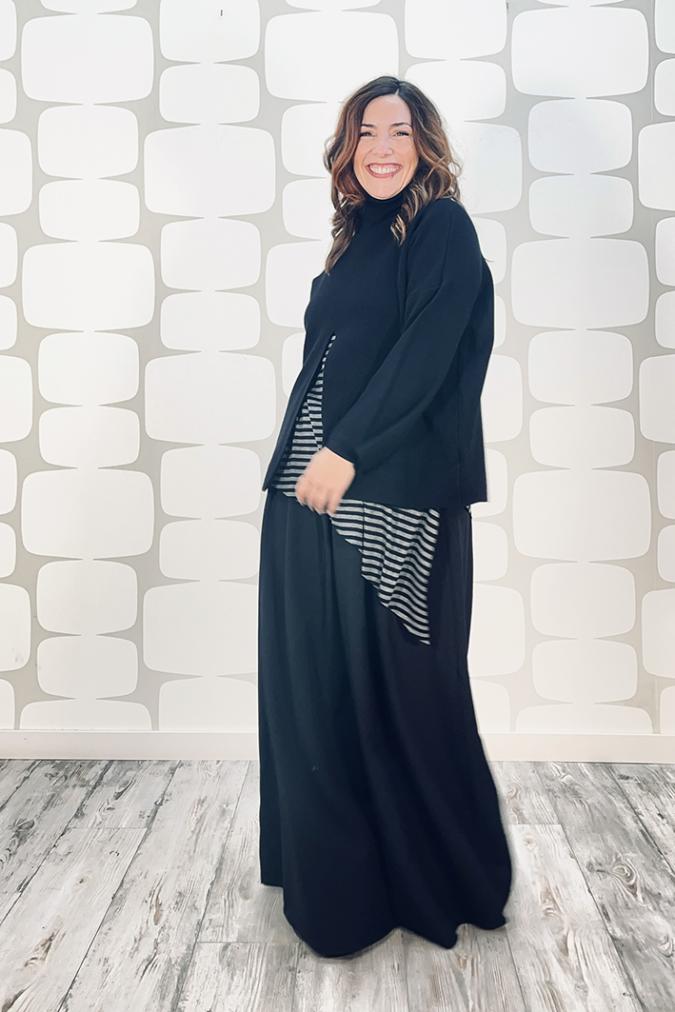 outfit di fabbrica di giuggiole con Maglione Nicla nero, canotta telly a righe grigio e nere, Pantalone Falck nero