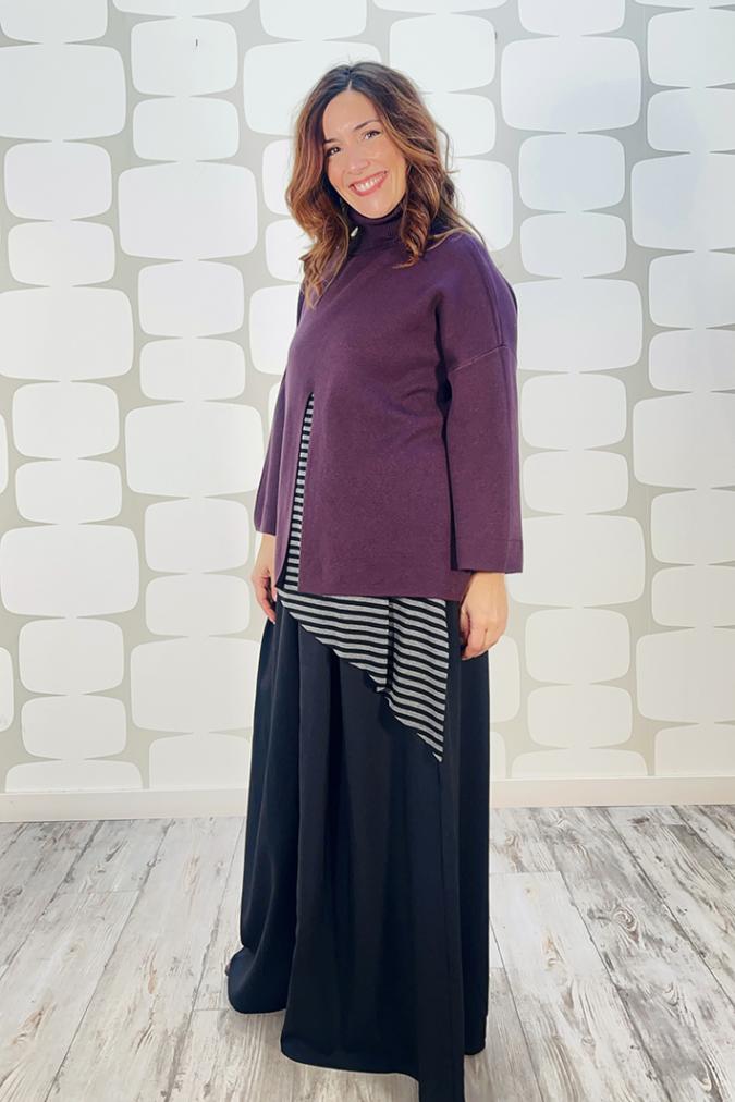 outfit di fabbrica di giuggiole con Maglione Nicla prugna, canotta telly a righe grigio e nere, Pantalone Falck nero