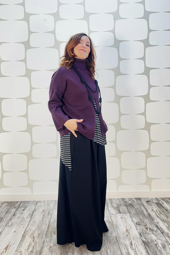 outfit di fabbrica di giuggiole con Maglione Nicla prugna, canotta telly a righe grigio e nere, Pantalone Falck nero