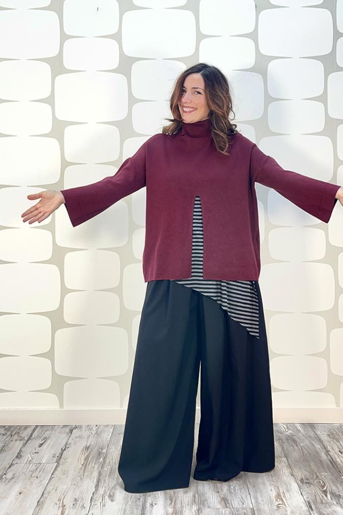 outfit di fabbrica di giuggiole con Maglione Nicla vino, canotta telly a righe grigio e nere, Pantalone Falck nero