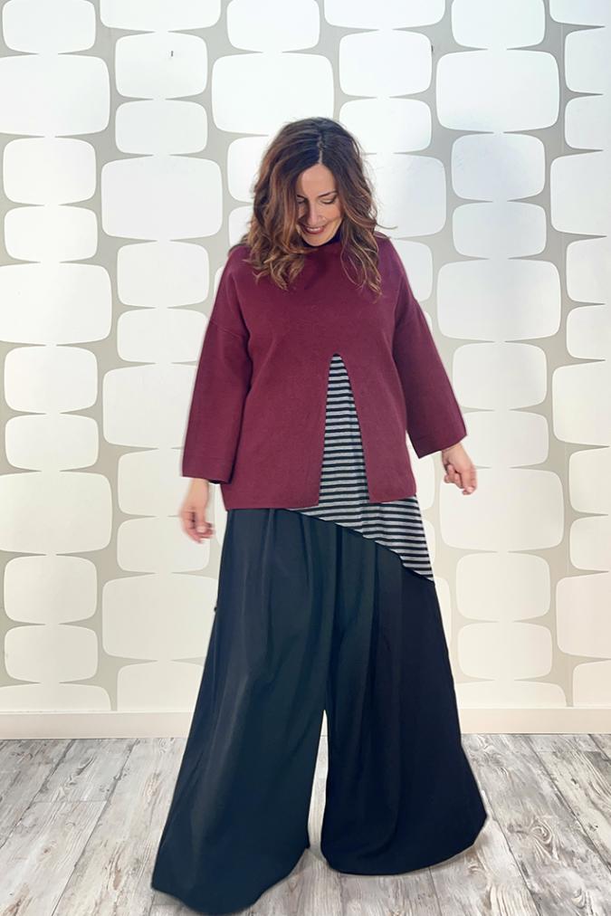 outfit di fabbrica di giuggiole con Maglione Nicla vino, canotta telly a righe grigio e nere, Pantalone Falck nero