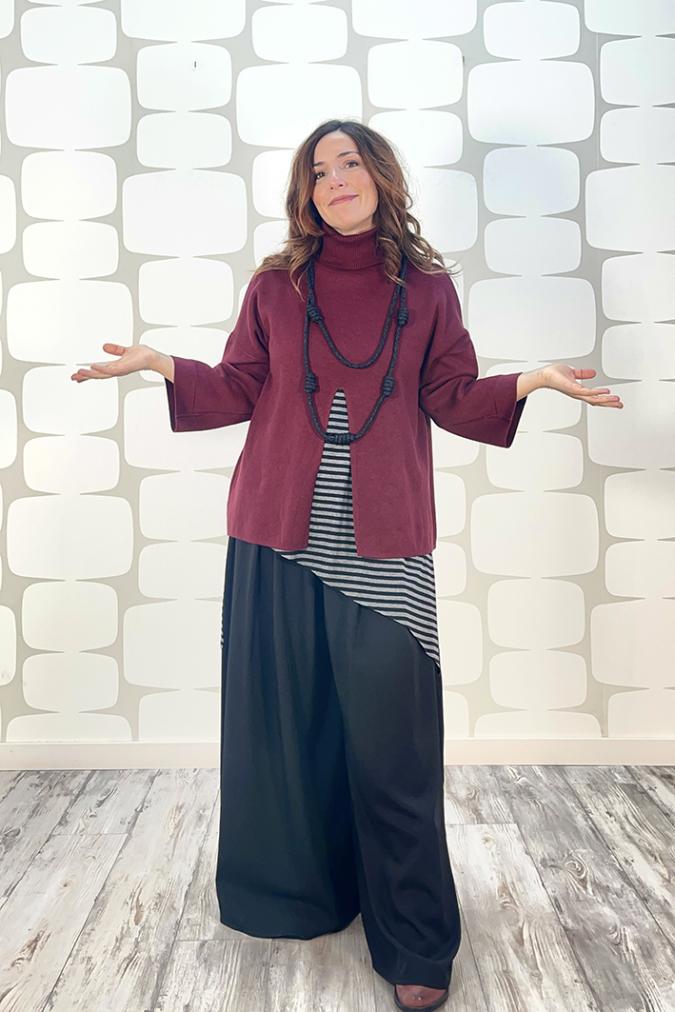 outfit di fabbrica di giuggiole con Maglione Nicla vino, canotta telly a righe grigio e nere, Pantalone Falck nero