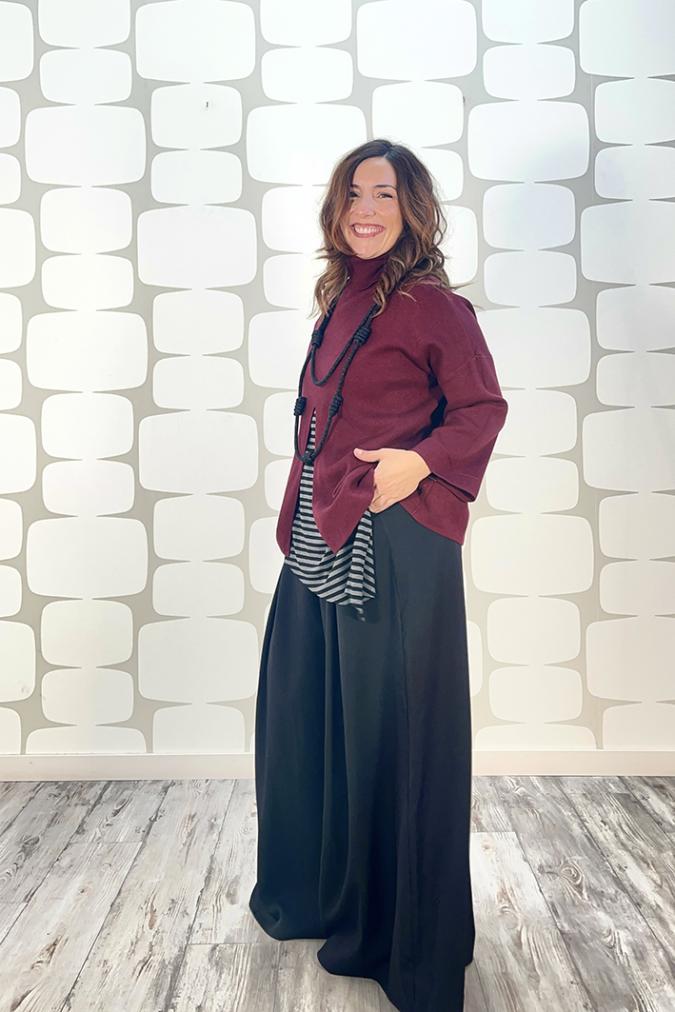 outfit di fabbrica di giuggiole con Maglione Nicla vino, canotta telly a righe grigio e nere, Pantalone Falck nero