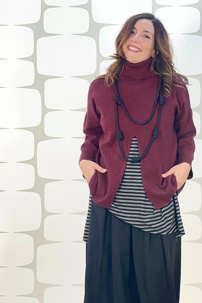 outfit di fabbrica di giuggiole con Maglione Nicla vino, canotta telly a righe grigio e nere, Pantalone Falck nero