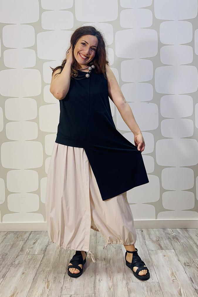 outfit con Canotta Florence nera e Gonna Lionel sabbia