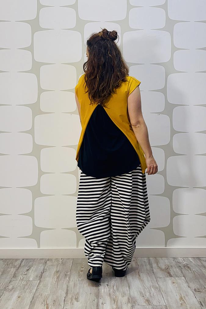 outfit con Maglia Avaler sartoriale ocra, canotta fonzie nera e Pantalone Allan a righe bianco e nero