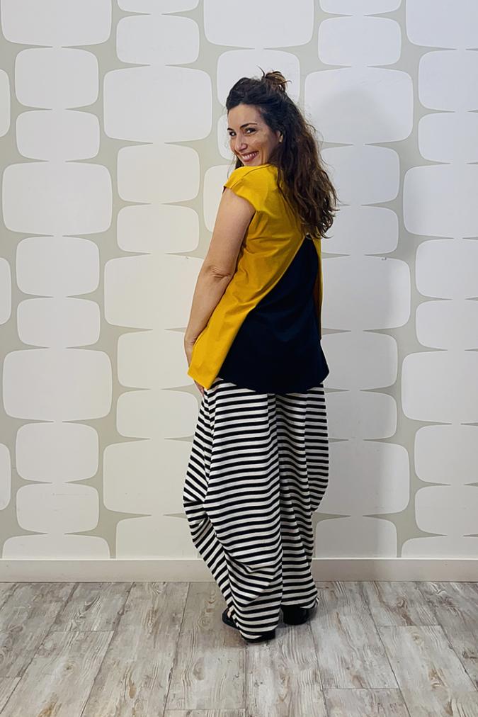 outfit con Maglia Avaler sartoriale ocra, canotta fonzie nera e Pantalone Allan a righe bianco e nero