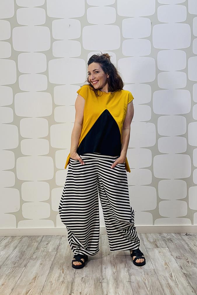 outfit con Maglia Avaler sartoriale ocra, canotta fonzie nera e Pantalone Allan a righe bianco e nero
