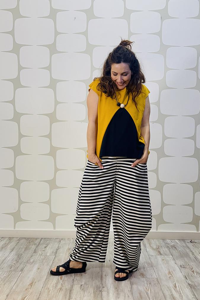 outfit con Maglia Avaler sartoriale ocra, canotta fonzie nera e Pantalone Allan a righe bianco e nero