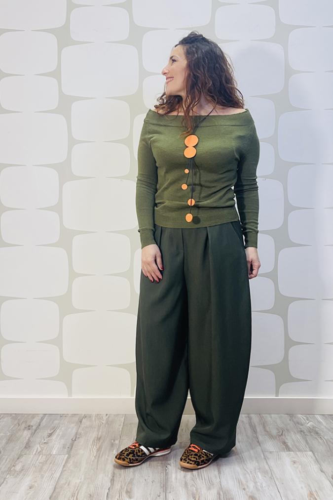 outfit con Maglia Irving verde e Pantalone Geller verde