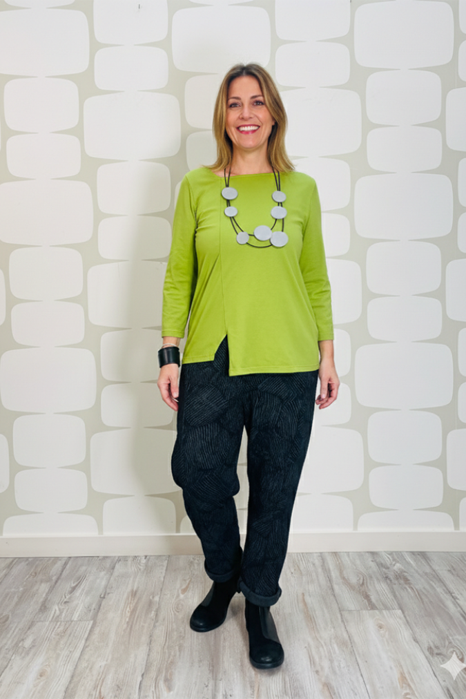 outfit con Maglia Hetty verde e Pantalone Geoffrey grigio