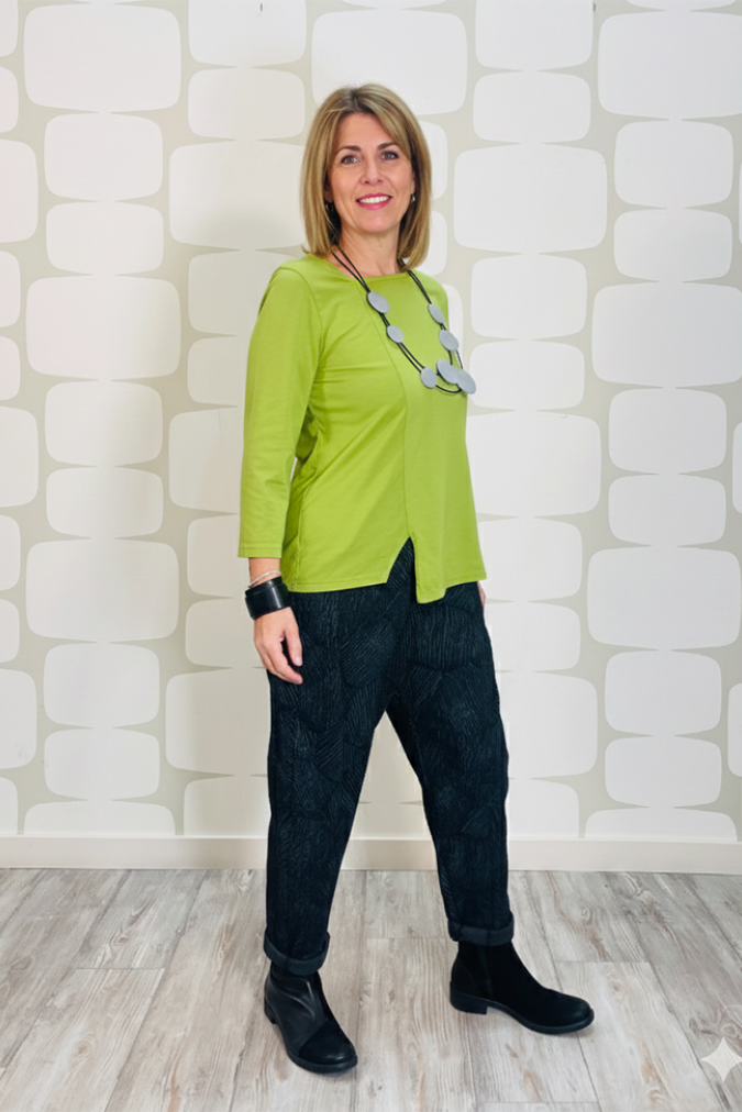 outfit con Maglia Hetty verde e Pantalone Geoffrey grigio