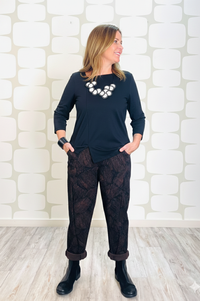 outfit con Maglia Hetty nera, Pantalone Geoffrey marrone