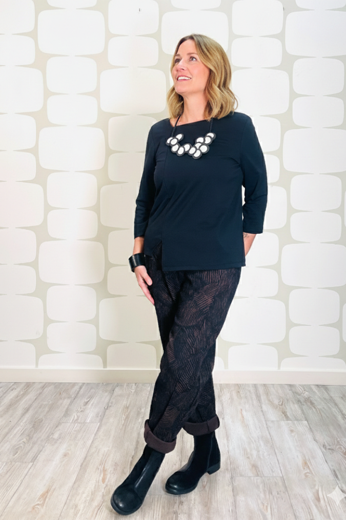 outfit con Maglia Hetty nera, Pantalone Geoffrey marrone