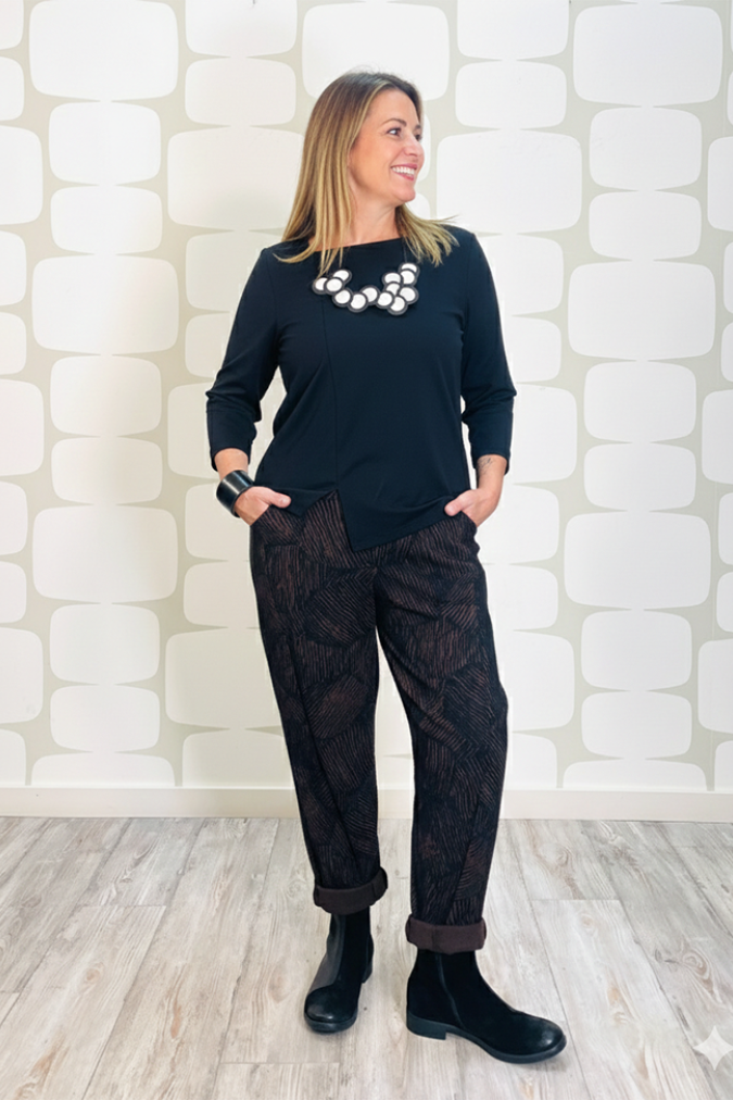 outfit con Maglia Hetty nera, Pantalone Geoffrey marrone