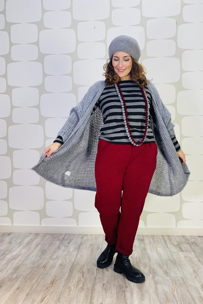 outfit con Cardigan Gertrude grigio, maglia daisy a righe grigio nero, pantalone Jago ciliegia, cappello basco boucle' - fabbrica di giuggiole