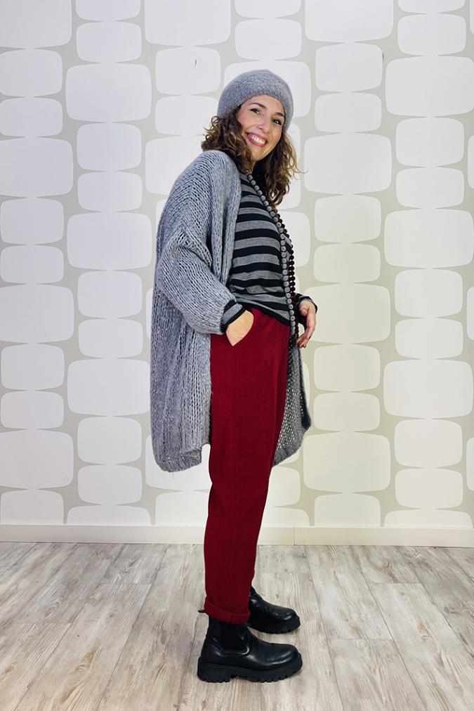 outfit con Cardigan Gertrude grigio, maglia daisy a righe grigio nero, pantalone Jago ciliegia, cappello basco boucle' - fabbrica di giuggiole