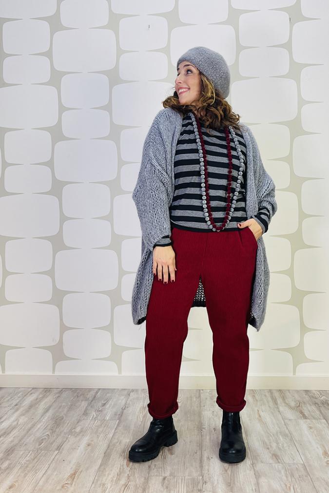 outfit con Cardigan Gertrude grigio, maglia daisy a righe grigio nero, pantalone Jago ciliegia, cappello basco boucle' - fabbrica di giuggiole