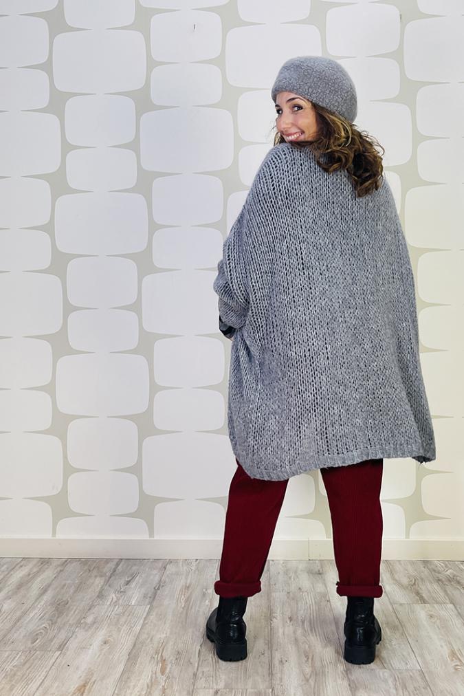 outfit con Cardigan Gertrude grigio, maglia daisy a righe grigio nero, pantalone Jago ciliegia, cappello basco boucle' - fabbrica di giuggiole