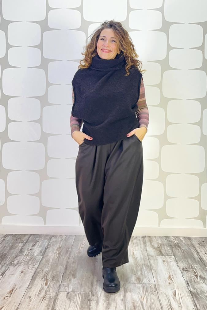 outfit con Maglia Ermia marrone, maglia basica in misto cachemire multiriga rosa, Pantalone Goneril marrone - fabbrica di giuggiole