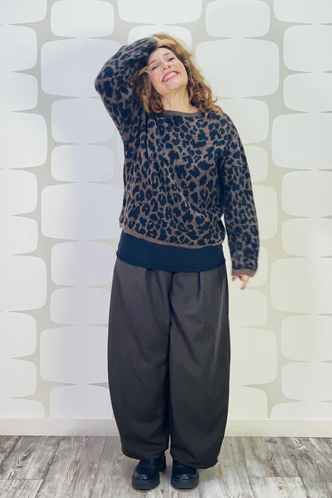 outfit con Maglia Puck maculata marrone, Pantalone Goneril marrone - fabbrica di giuggiole
