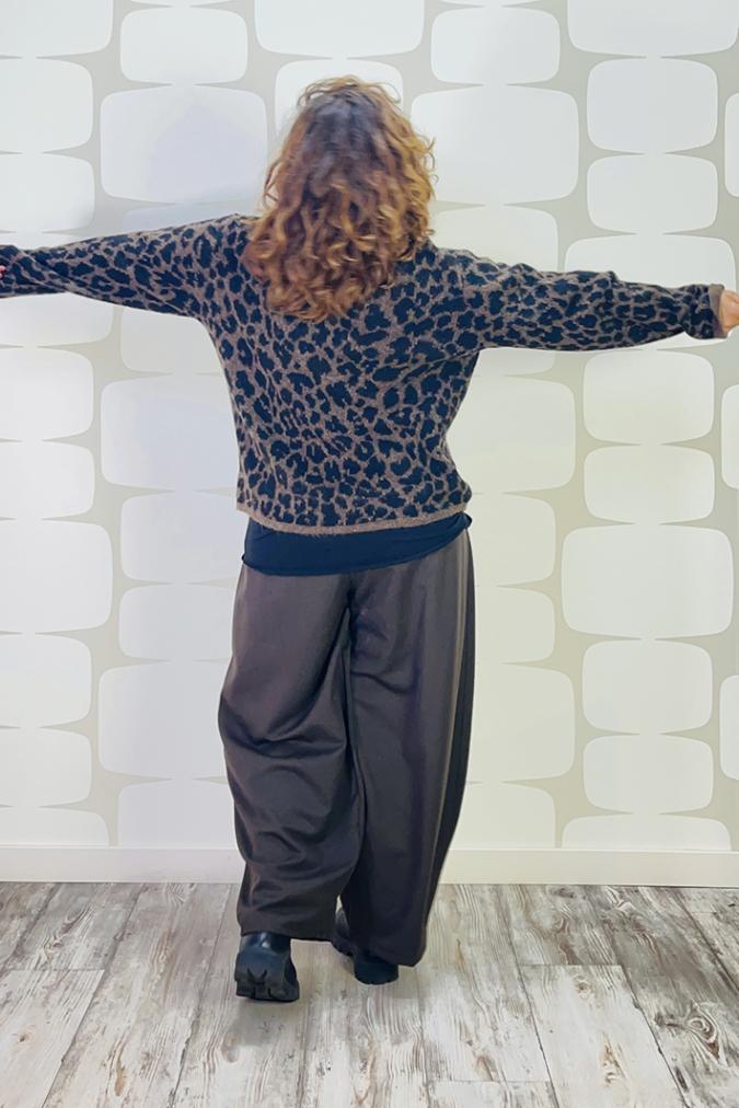 outfit con Maglia Puck maculata marrone, Pantalone Goneril marrone - fabbrica di giuggiole