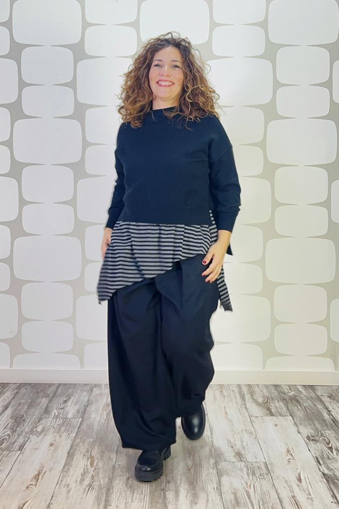 outfit con Maglia Ippolita nera, canotta Telly a righe sartoriale, Pantalone Goneril nero - fabbrica di giuggiole