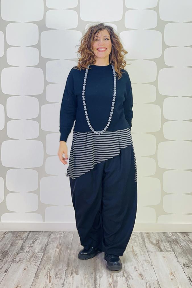 outfit con Maglia Ippolita nera, canotta Telly a righe sartoriale, Pantalone Goneril nero - fabbrica di giuggiole