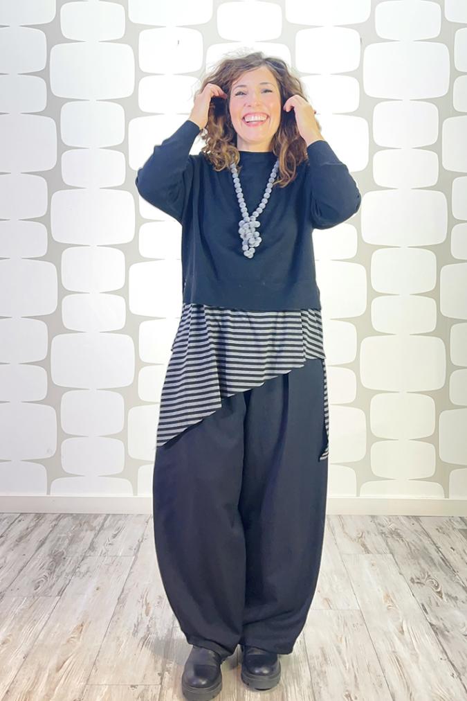 outfit con Maglia Ippolita nera, canotta Telly a righe sartoriale, Pantalone Goneril nero - fabbrica di giuggiole