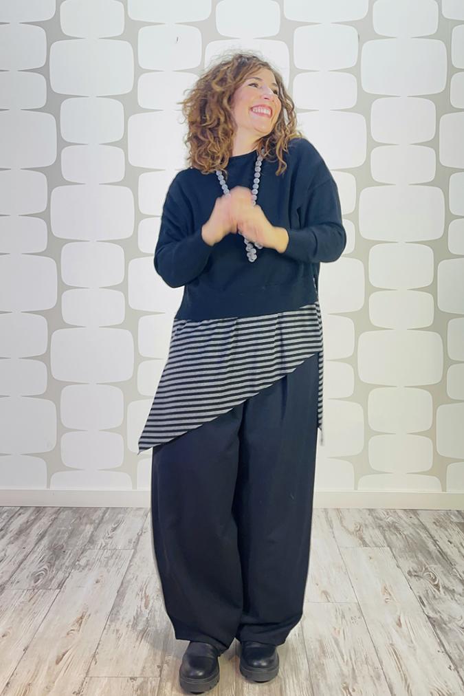 outfit con Maglia Ippolita nera, canotta Telly a righe sartoriale, Pantalone Goneril nero - fabbrica di giuggiole