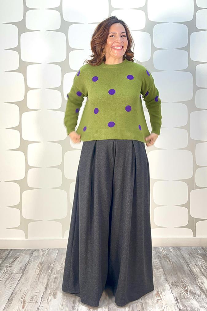 outfit regular fabbrica di giuggiole con Maglione Shylock verde a pois viola e Pantalone Gosta grigio