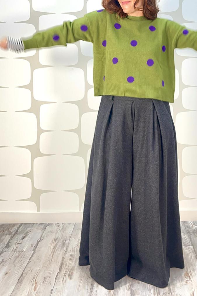 outfit regular fabbrica di giuggiole con Maglione Shylock verde a pois viola e Pantalone Gosta grigio