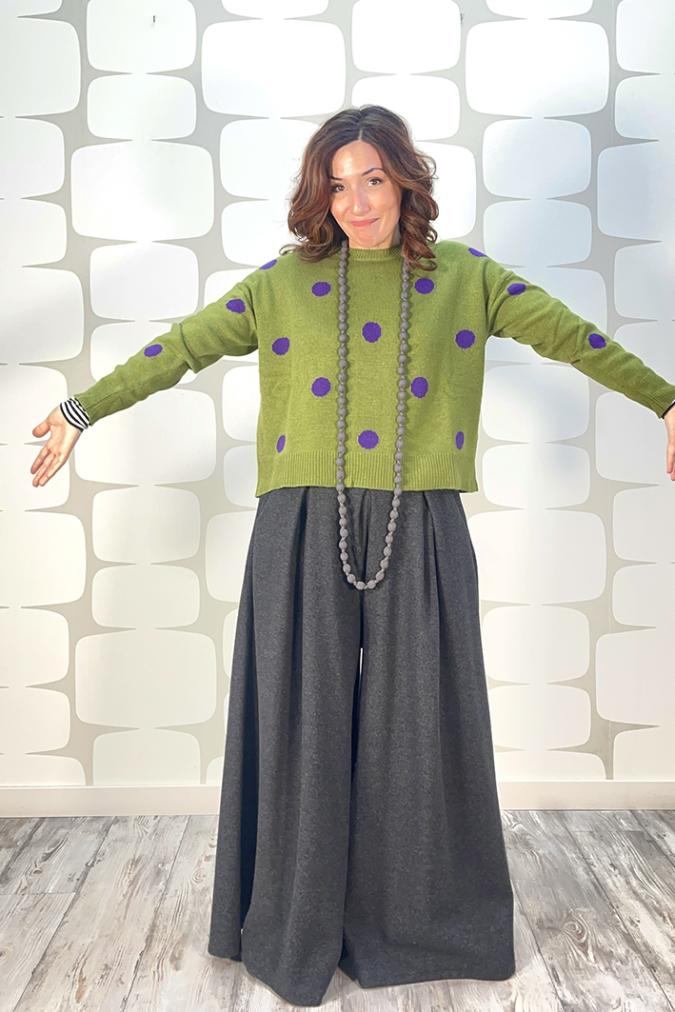 outfit regular fabbrica di giuggiole con Maglione Shylock verde a pois viola e Pantalone Gosta grigio