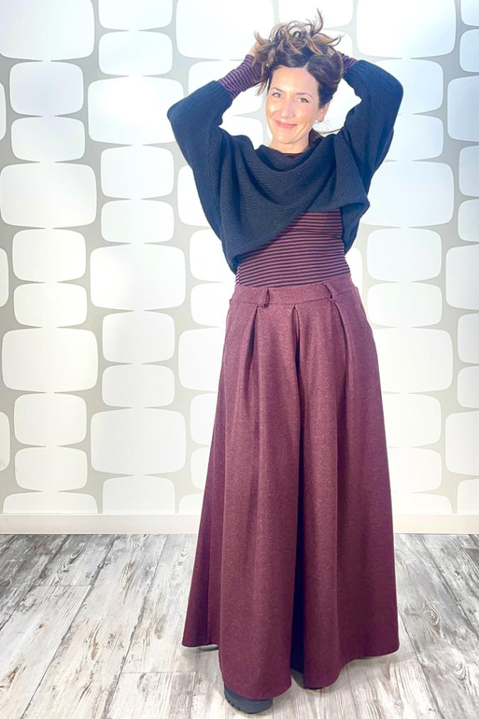 outfit regula e curvy fabbrica di giuggiole con Scaldacuore Monica nero, maglia basica in misto cachemire a righe prugna e nero, pantalone Gosta vino