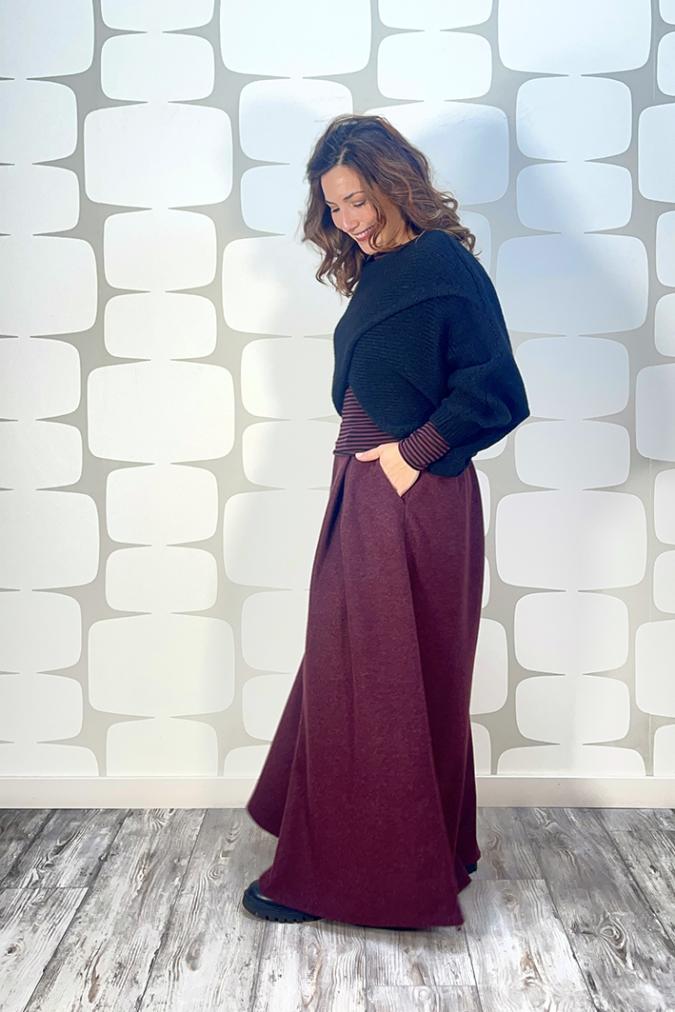 outfit regula e curvy fabbrica di giuggiole con Scaldacuore Monica nero, maglia basica in misto cachemire a righe prugna e nero, pantalone Gosta vino