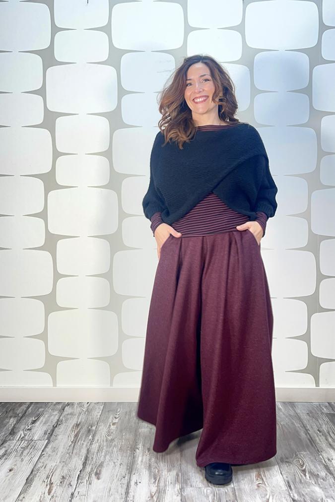 outfit regula e curvy fabbrica di giuggiole con Scaldacuore Monica nero, maglia basica in misto cachemire a righe prugna e nero, pantalone Gosta vino