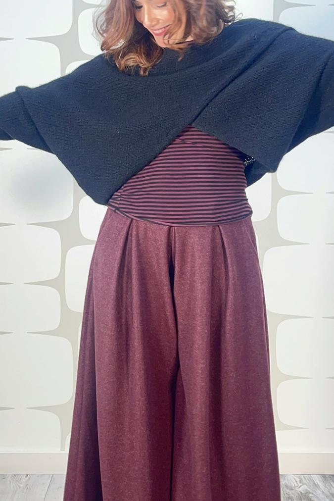 outfit regula e curvy fabbrica di giuggiole con Scaldacuore Monica nero, maglia basica in misto cachemire a righe prugna e nero, pantalone Gosta vino