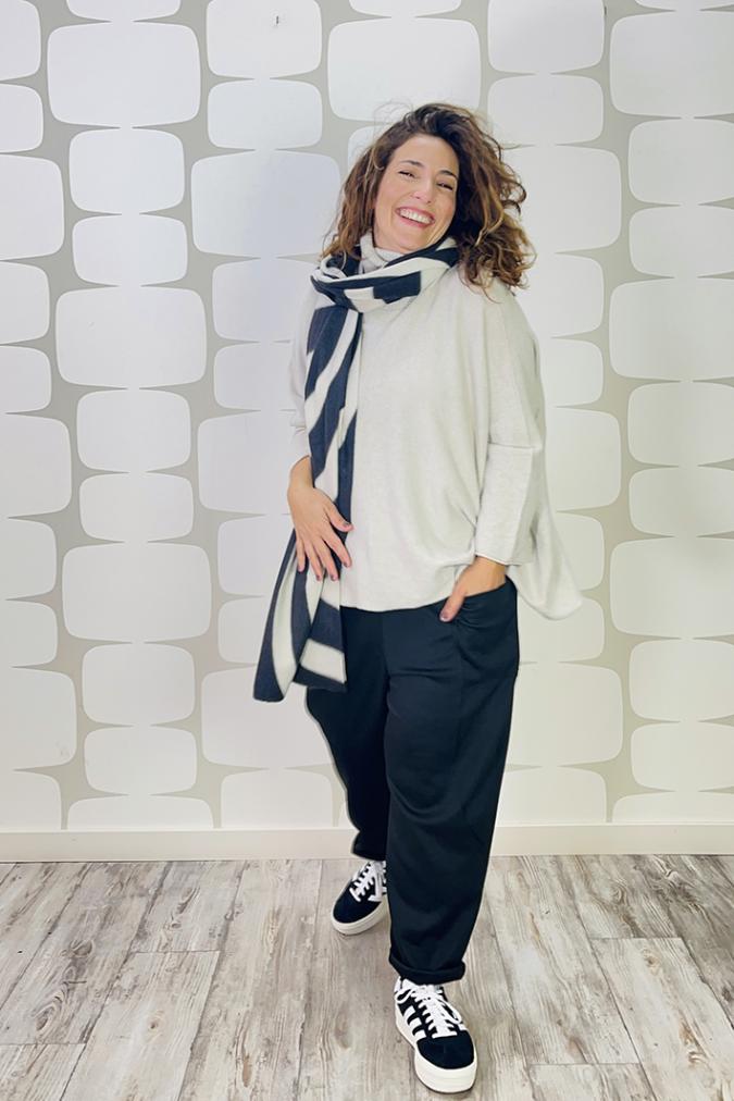 outfit con Maglia Graham panna, Pantalone Brysha, sciarpa sullivan